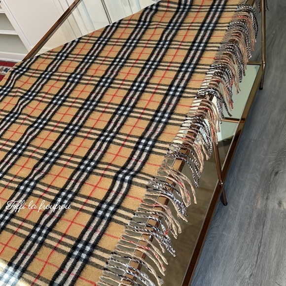 Authentic Burberry wool triangle scarf - Picture 6 of 10